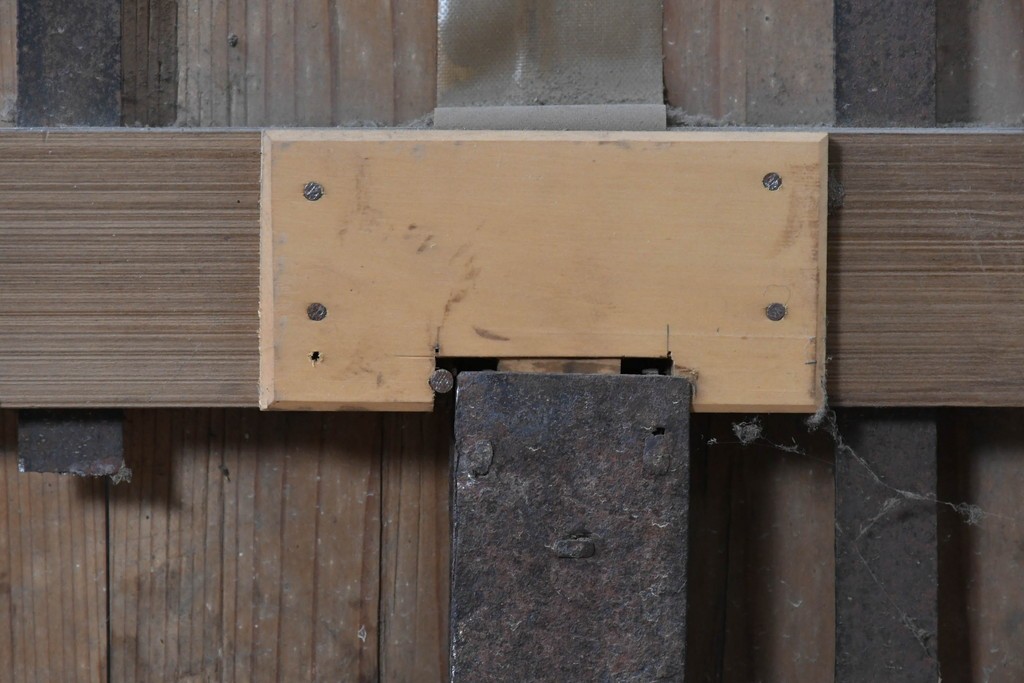 アンティーク建具　大正から昭和初期　杉材　木目の力強さが引き立つ重厚な蔵戸1枚　(R-091100)
