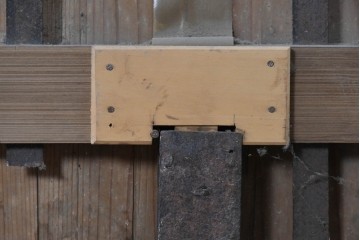 アンティーク建具　大正から昭和初期　杉材　木目の力強さが引き立つ重厚な蔵戸1枚　(R-091100)