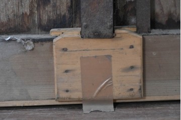 アンティーク建具　大正から昭和初期　杉材　木目の力強さが引き立つ重厚な蔵戸1枚　(R-091100)
