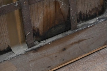 アンティーク建具　大正から昭和初期　杉材　木目の力強さが引き立つ重厚な蔵戸1枚　(R-091100)