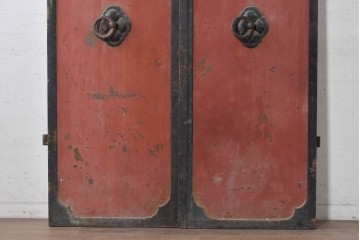 アンティーク建具　明治から大正期　赤い扉面と環状の取っ手が印象的な蔵の鉄扉2枚(1対)セット　(R-091101)