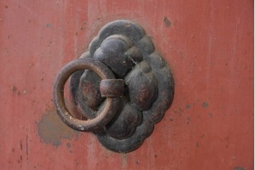 アンティーク建具　明治から大正期　赤い扉面と環状の取っ手が印象的な蔵の鉄扉2枚(1対)セット　(R-091101)
