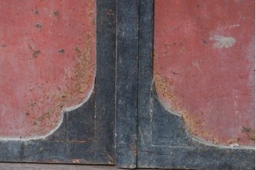 アンティーク建具　明治から大正期　赤い扉面と環状の取っ手が印象的な蔵の鉄扉2枚(1対)セット　(R-091101)