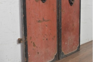 アンティーク建具　明治から大正期　赤い扉面と環状の取っ手が印象的な蔵の鉄扉2枚(1対)セット　(R-091101)