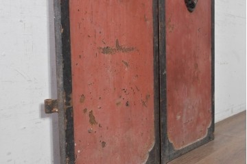 アンティーク建具　明治から大正期　赤い扉面と環状の取っ手が印象的な蔵の鉄扉2枚(1対)セット　(R-091101)
