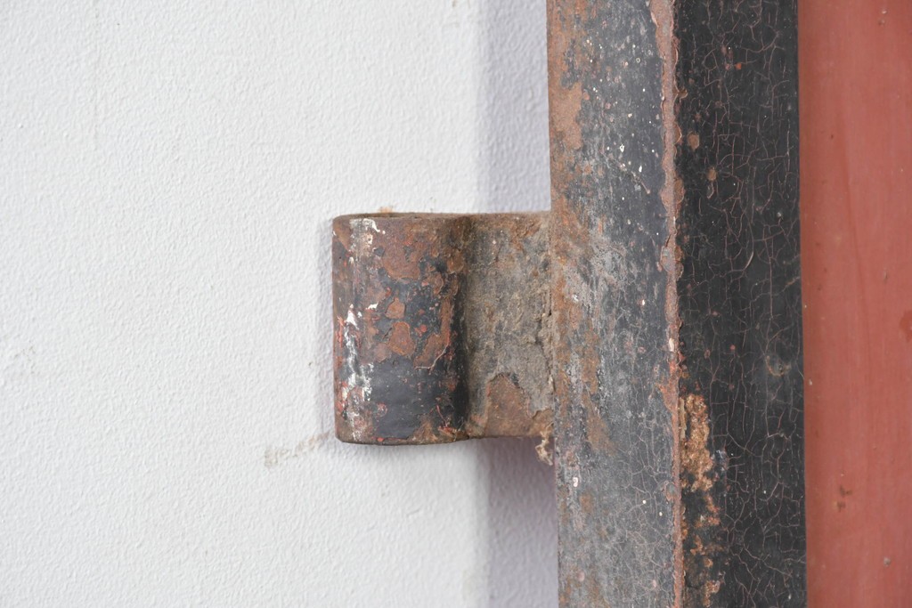 アンティーク建具　明治から大正期　赤い扉面と環状の取っ手が印象的な蔵の鉄扉2枚(1対)セット　(R-091101)
