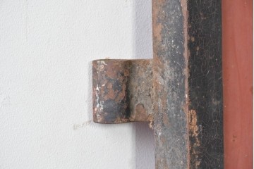 アンティーク建具　明治から大正期　赤い扉面と環状の取っ手が印象的な蔵の鉄扉2枚(1対)セット　(R-091101)