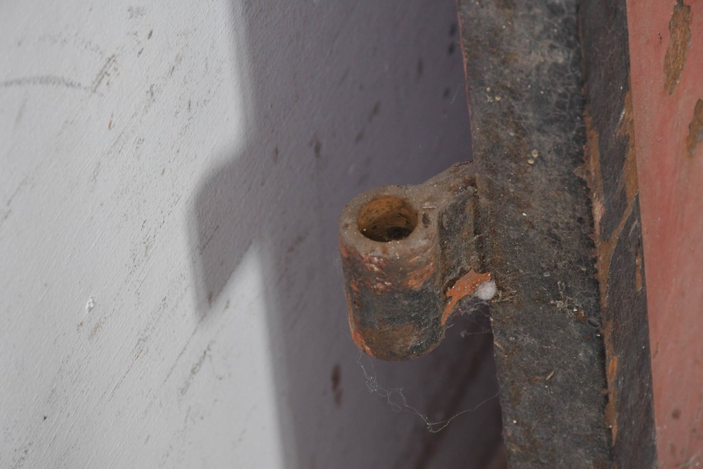 アンティーク建具　明治から大正期　赤い扉面と環状の取っ手が印象的な蔵の鉄扉2枚(1対)セット　(R-091101)