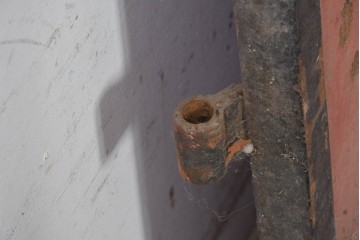 アンティーク建具　明治から大正期　赤い扉面と環状の取っ手が印象的な蔵の鉄扉2枚(1対)セット　(R-091101)