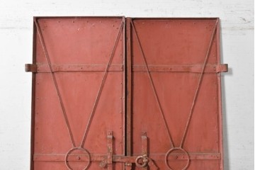 アンティーク建具　明治から大正期　赤い扉面と環状の取っ手が印象的な蔵の鉄扉2枚(1対)セット　(R-091101)