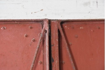 アンティーク建具　明治から大正期　赤い扉面と環状の取っ手が印象的な蔵の鉄扉2枚(1対)セット　(R-091101)