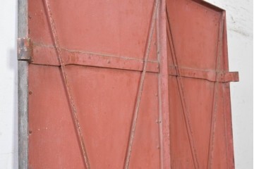 アンティーク建具　明治から大正期　赤い扉面と環状の取っ手が印象的な蔵の鉄扉2枚(1対)セット　(R-091101)