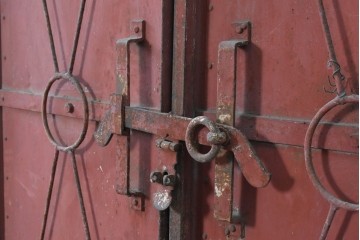 アンティーク建具　明治から大正期　赤い扉面と環状の取っ手が印象的な蔵の鉄扉2枚(1対)セット　(R-091101)