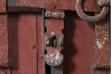 アンティーク建具　明治から大正期　赤い扉面と環状の取っ手が印象的な蔵の鉄扉2枚(1対)セット　(R-091101)