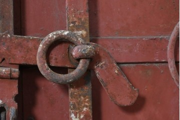 アンティーク建具　明治から大正期　赤い扉面と環状の取っ手が印象的な蔵の鉄扉2枚(1対)セット　(R-091101)