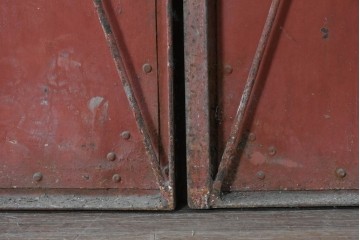アンティーク建具　明治から大正期　赤い扉面と環状の取っ手が印象的な蔵の鉄扉2枚(1対)セット　(R-091101)