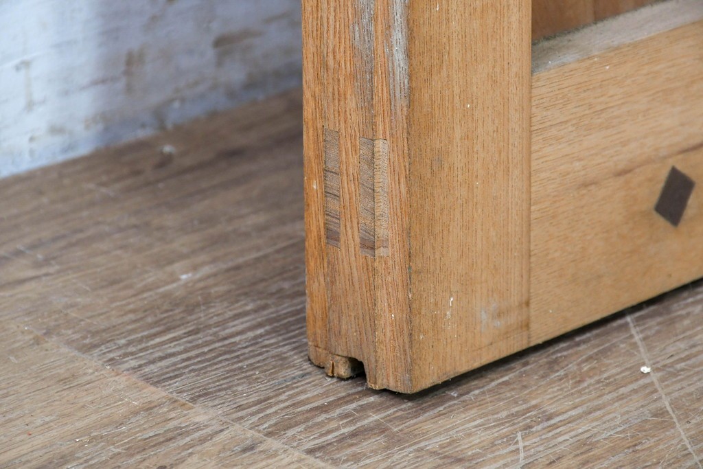 ヴィンテージ建具　美品　昭和中期から昭和後期　総欅(ケヤキ)材　杢目の良い一枚板を使った厚みのある引き戸1枚　(R-091103)