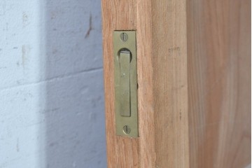 ヴィンテージ建具　美品　昭和中期から昭和後期　総欅(ケヤキ)材　杢目の良い一枚板を使った厚みのある引き戸1枚　(R-091103)