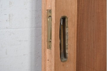ヴィンテージ建具　美品　昭和中期から昭和後期　総欅(ケヤキ)材　杢目の良い一枚板を使った厚みのある引き戸1枚　(R-091104)