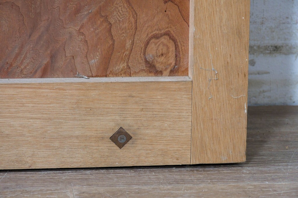 ヴィンテージ建具　美品　昭和中期から昭和後期　総欅(ケヤキ)材　杢目の良い一枚板を使った厚みのある引き戸1枚　(R-091104)