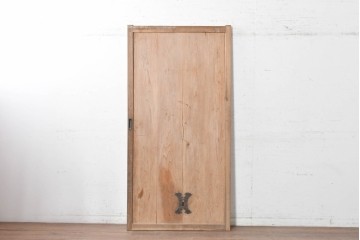アンティーク建具　大正から昭和初期　金具がアクセントを添える素朴な板戸1枚　(R-091106)