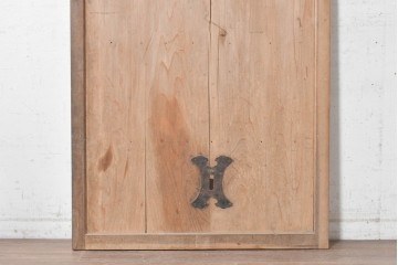 アンティーク建具　大正から昭和初期　金具がアクセントを添える素朴な板戸1枚　(R-091106)