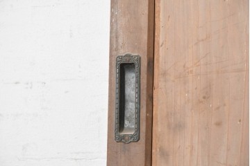 アンティーク建具　大正から昭和初期　金具がアクセントを添える素朴な板戸1枚　(R-091106)