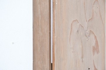 アンティーク建具　大正から昭和初期　金具がアクセントを添える素朴な板戸1枚　(R-091106)