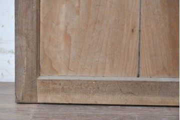 アンティーク建具　大正から昭和初期　金具がアクセントを添える素朴な板戸1枚　(R-091106)