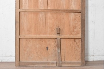 アンティーク建具　大正から昭和初期　金具がアクセントを添える素朴な板戸1枚　(R-091106)