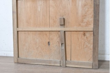 アンティーク建具　大正から昭和初期　金具がアクセントを添える素朴な板戸1枚　(R-091106)