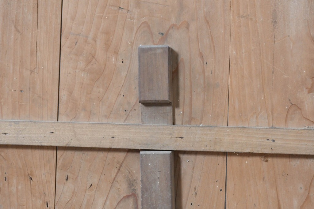 アンティーク建具　大正から昭和初期　金具がアクセントを添える素朴な板戸1枚　(R-091106)