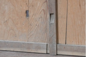 アンティーク建具　大正から昭和初期　金具がアクセントを添える素朴な板戸1枚　(R-091106)