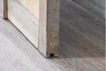 アンティーク建具　大正から昭和初期　金具がアクセントを添える素朴な板戸1枚　(R-091106)