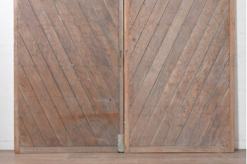 アンティーク建具　昭和初期　斜め張りの板使いがおしゃれな板戸1枚　(R-091107)
