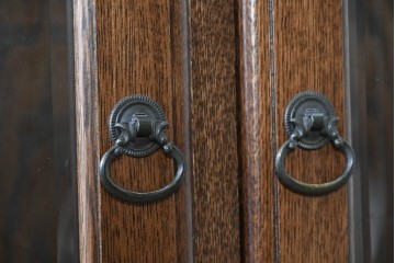 中古　美品　横浜クラシック家具　ノックオンウッド(knockonwood)　コロニアルシリーズ(Colonial Series)　カップボード　定価約80万円　(R-091110)