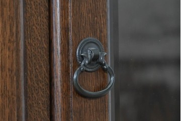 中古　美品　横浜クラシック家具　ノックオンウッド(knockonwood)　コロニアルシリーズ(Colonial Series)　カップボード　定価約80万円　(R-091110)
