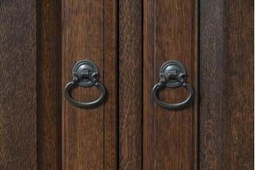 中古　美品　横浜クラシック家具　ノックオンウッド(knockonwood)　コロニアルシリーズ(Colonial Series)　カップボード　定価約80万円　(R-091110)