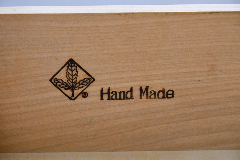 中古　横浜クラシック家具　ノックオンウッド(knockonwood)　Hand Made　コロニアルシリーズ(Colonial Series)　収納力抜群のカップボード　定価約110万円　(R-091112)