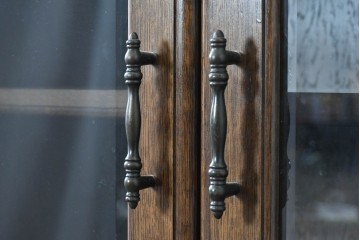 中古　横浜クラシック家具　ノックオンウッド(knockonwood)　Hand Made　コロニアルシリーズ(Colonial Series)　収納力抜群のカップボード　定価約110万円　(R-091112)