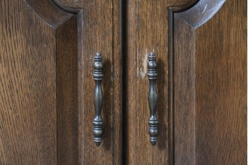 中古　横浜クラシック家具　ノックオンウッド(knockonwood)　Hand Made　コロニアルシリーズ(Colonial Series)　収納力抜群のカップボード　定価約110万円　(R-091112)