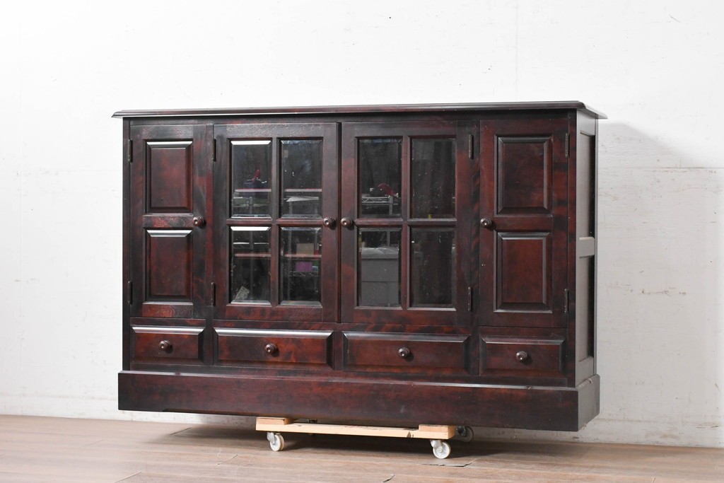 中古　希少な廃番品　北海道民芸家具　ガラス扉と板扉を備えたサイドボード　(R-091113)