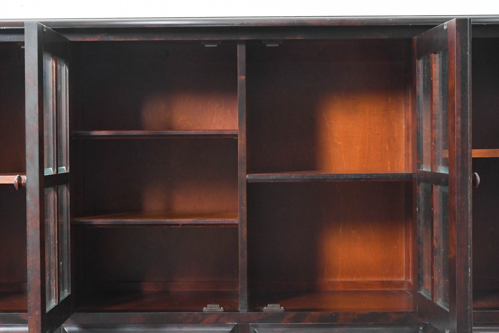 中古　希少な廃番品　北海道民芸家具　ガラス扉と板扉を備えたサイドボード　(R-091113)