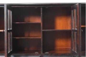 中古　希少な廃番品　北海道民芸家具　ガラス扉と板扉を備えたサイドボード　(R-091113)