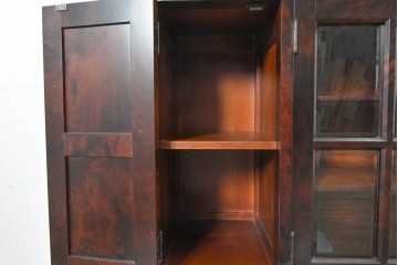 中古　希少な廃番品　北海道民芸家具　ガラス扉と板扉を備えたサイドボード　(R-091113)