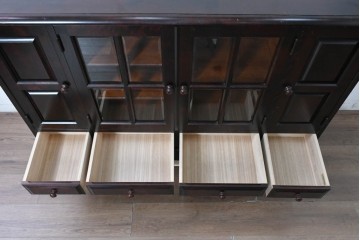 中古　希少な廃番品　北海道民芸家具　ガラス扉と板扉を備えたサイドボード　(R-091113)
