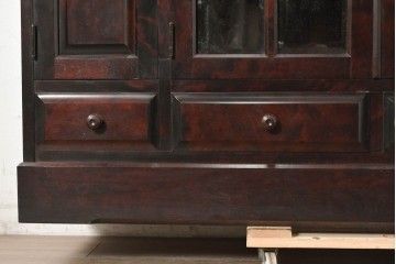 中古　希少な廃番品　北海道民芸家具　ガラス扉と板扉を備えたサイドボード　(R-091113)