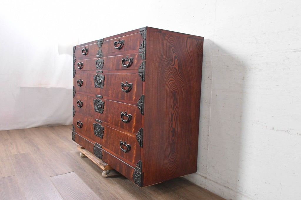 中古　美品　特注品　岩谷堂箪笥　杢目と重厚な飾り金具が映える衣装箪笥　(R-091115)
