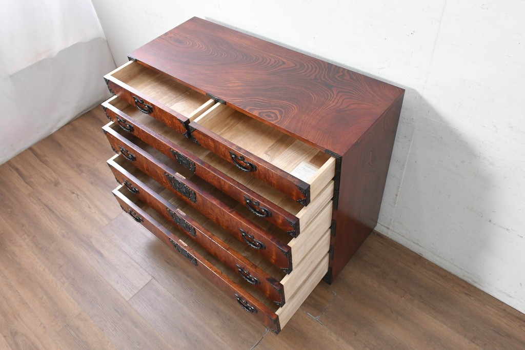 中古　美品　特注品　岩谷堂箪笥　杢目と重厚な飾り金具が映える衣装箪笥　(R-091115)