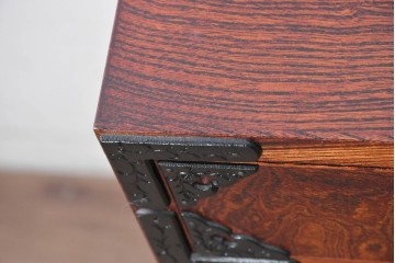 中古　美品　特注品　岩谷堂箪笥　杢目と重厚な飾り金具が映える衣装箪笥　(R-091115)
